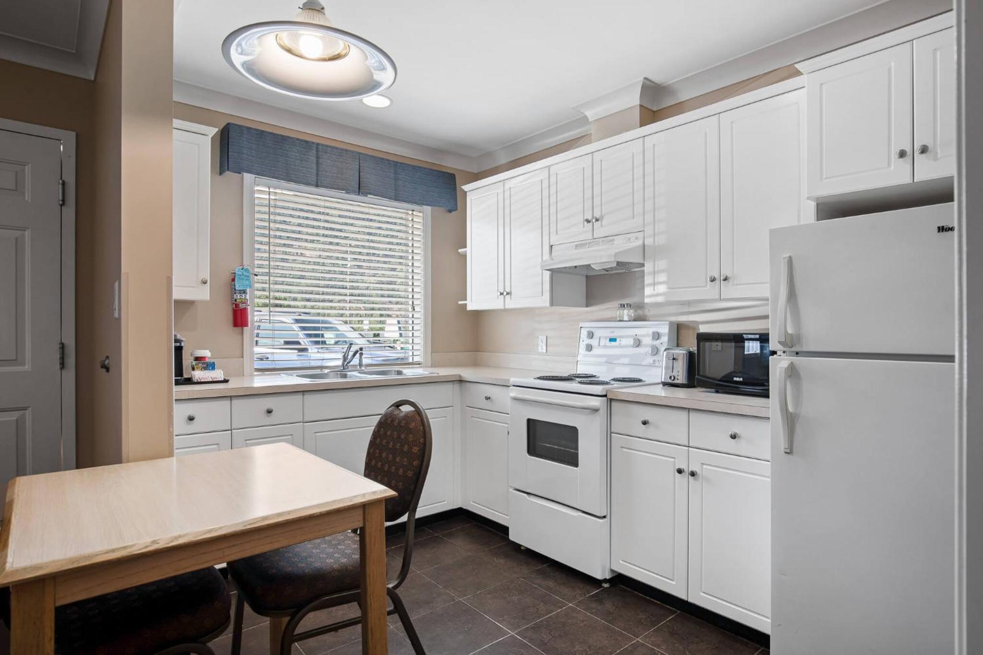 Trail Glenwood Inn & Suites מראה חיצוני תמונה