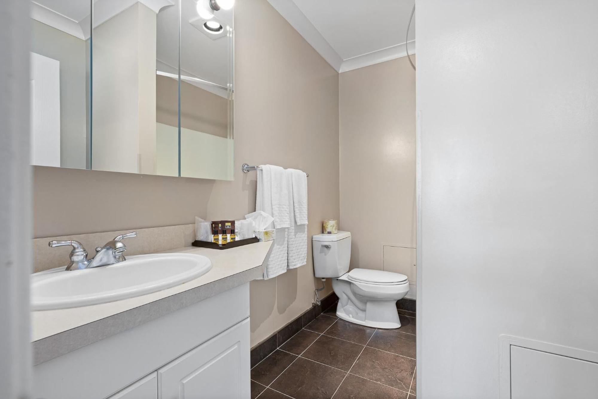 Trail Glenwood Inn & Suites מראה חיצוני תמונה