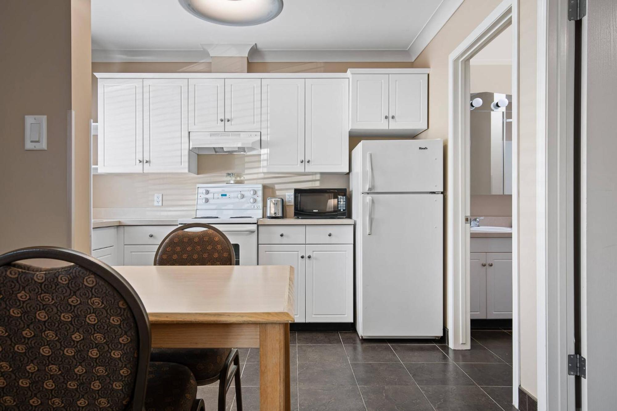 Trail Glenwood Inn & Suites מראה חיצוני תמונה