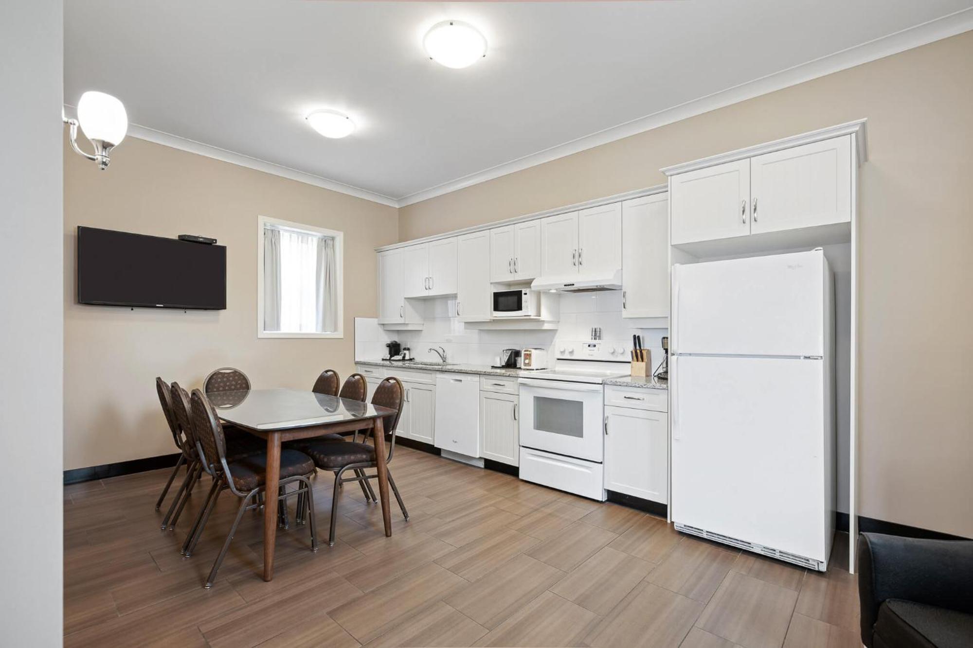 Trail Glenwood Inn & Suites מראה חיצוני תמונה