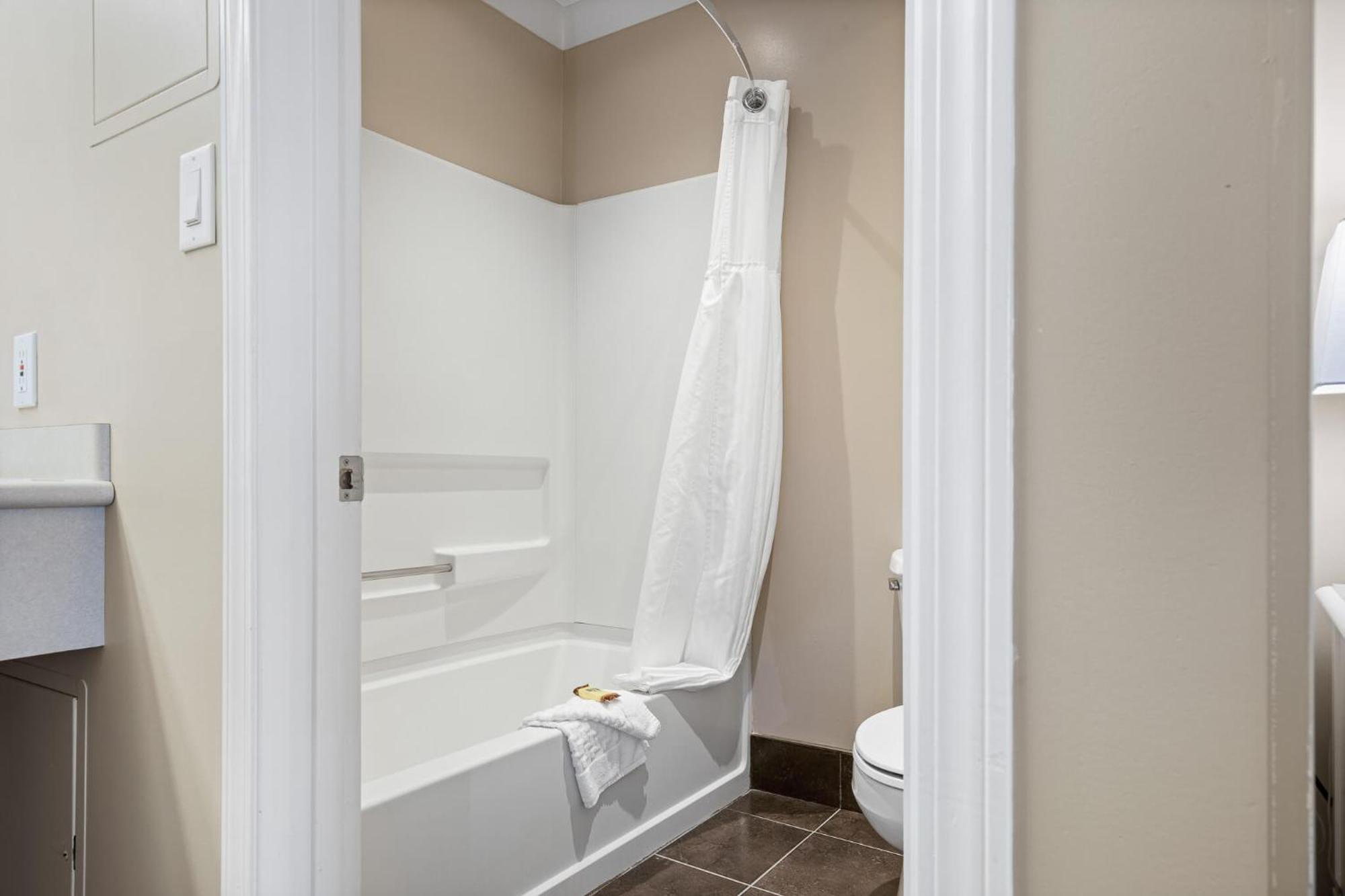 Trail Glenwood Inn & Suites מראה חיצוני תמונה