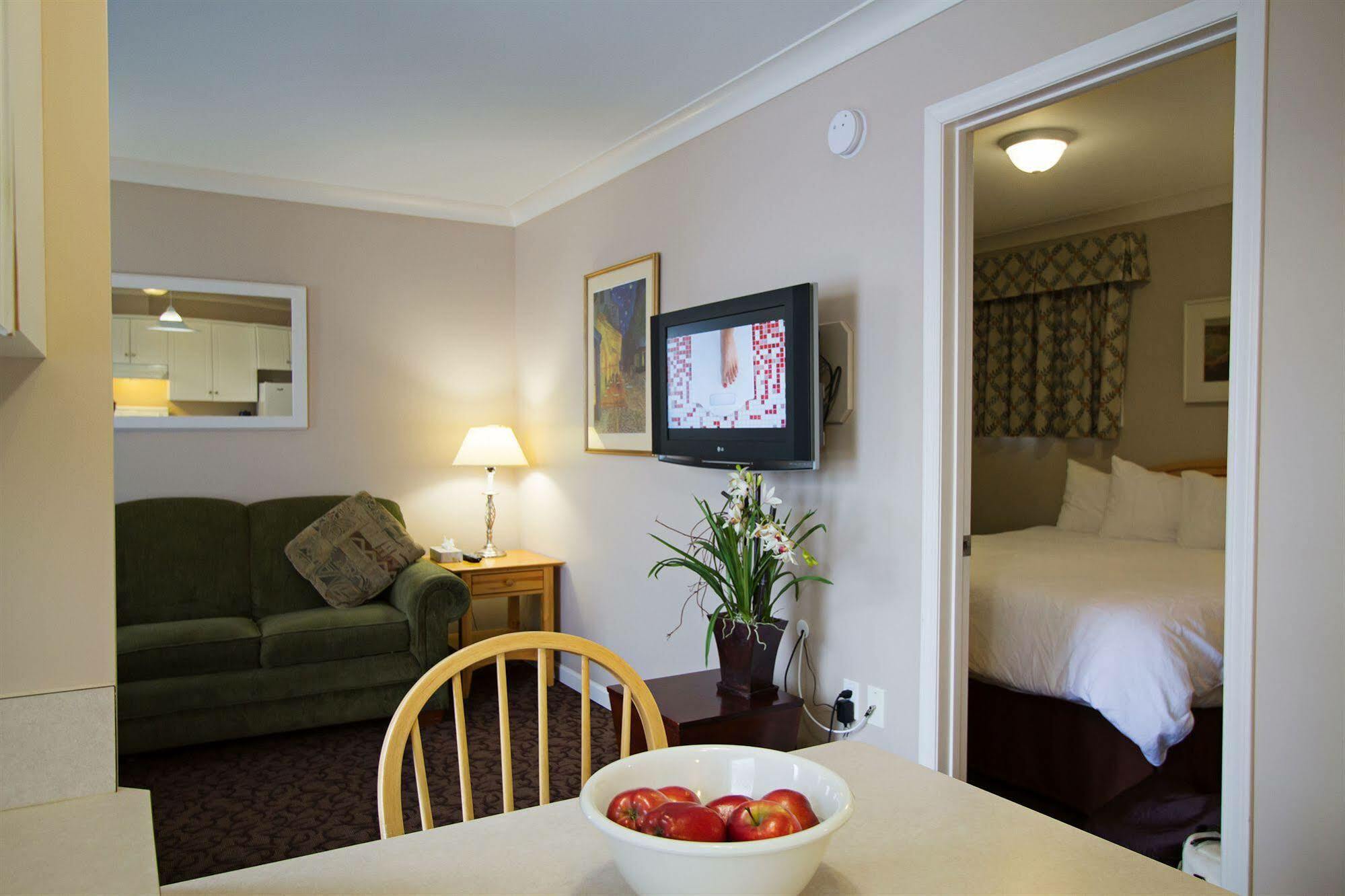 Trail Glenwood Inn & Suites מראה חיצוני תמונה