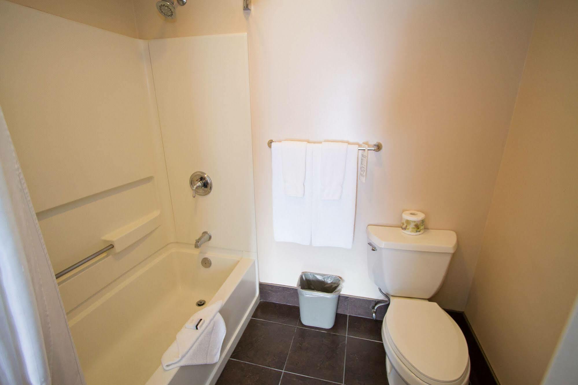 Trail Glenwood Inn & Suites מראה חיצוני תמונה